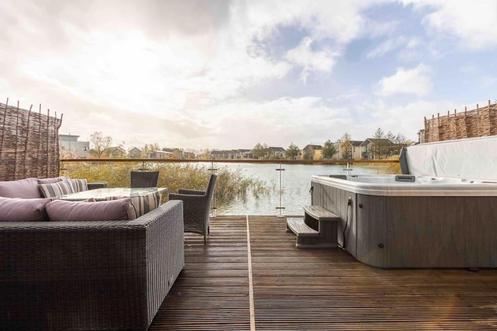 Otters Holt Villa Somerford Keynes Eksteriør bilde