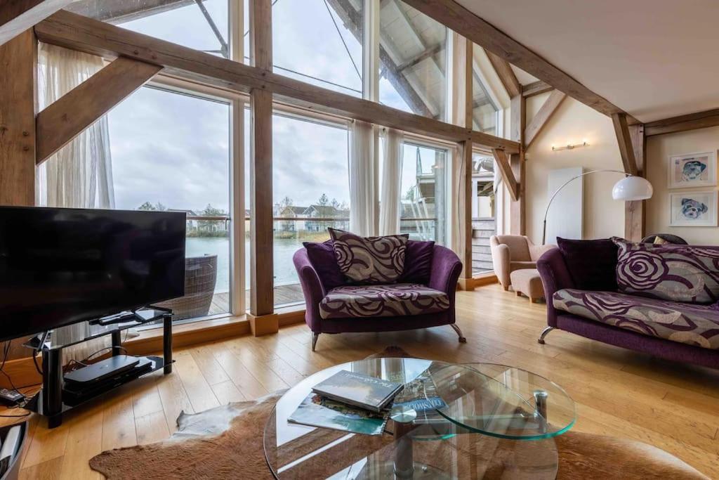 Otters Holt Villa Somerford Keynes Eksteriør bilde