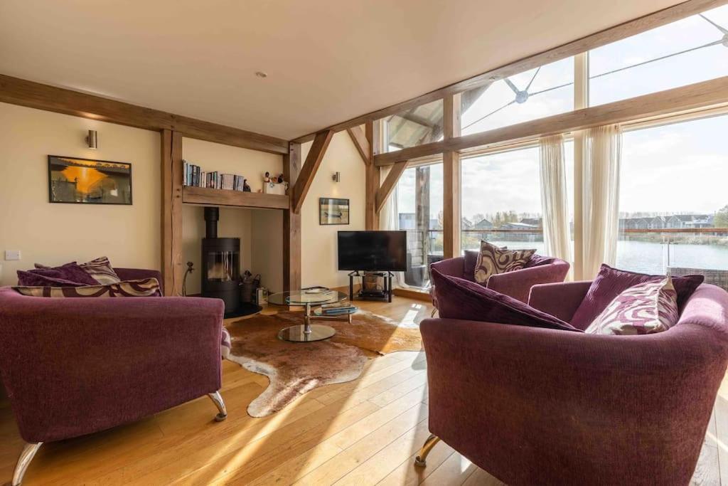 Otters Holt Villa Somerford Keynes Eksteriør bilde