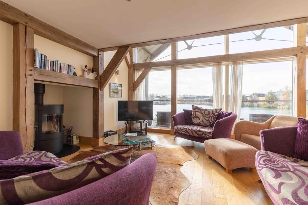 Otters Holt Villa Somerford Keynes Eksteriør bilde
