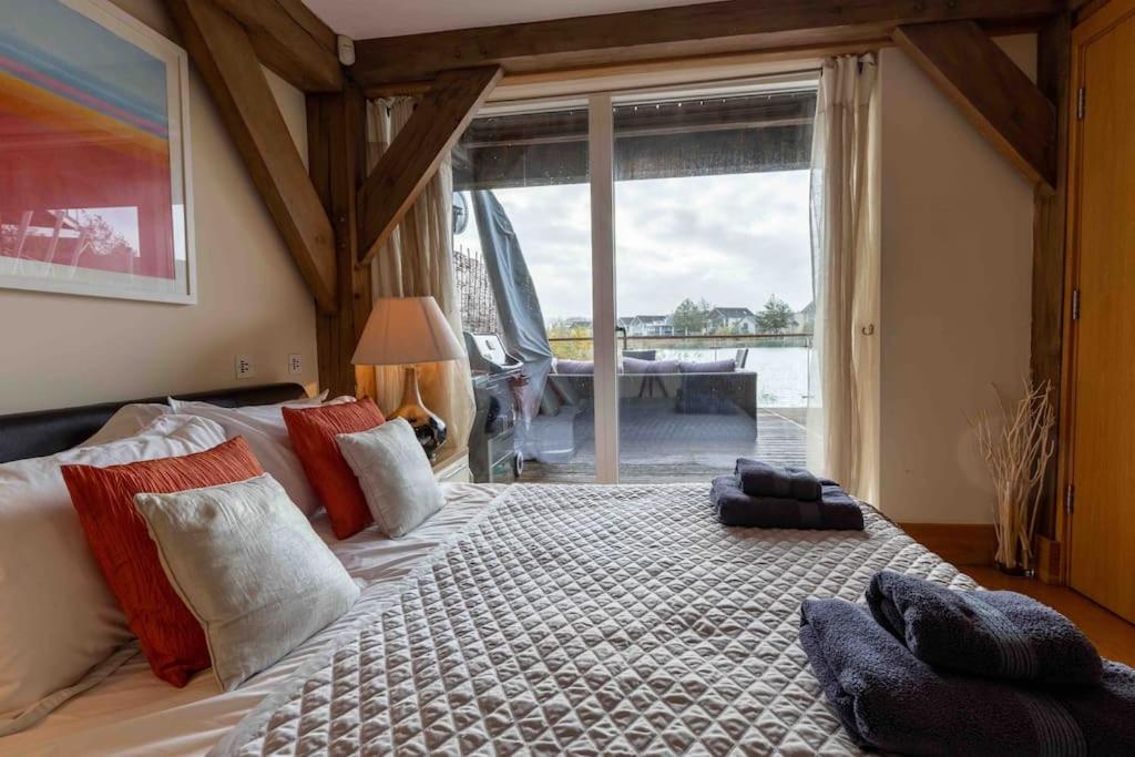 Otters Holt Villa Somerford Keynes Eksteriør bilde